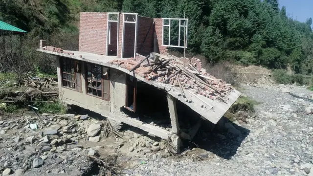 హిమాలయాలు, ప్రమాదాలు, కొండచరియలు, వర్షాకాలం