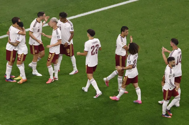 Para pemain Spanyol merayakan gol pembuka yang membawa tim mereka unggul 1-0 dalam pertandingan semifinal Piala Dunia FIFA 2026 melawan Prancis di Dallas, Amerika Serikat, 14 Juli 2026.