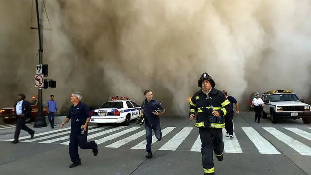 Personas huyendo de las inmediaciones del World Trade Center tras los atentados