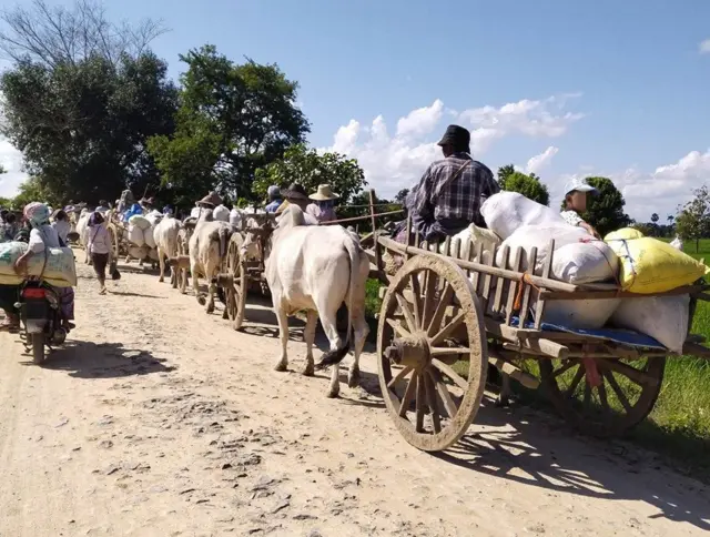 စစ်ကိုင်းတိုင်း၊ ဒီပဲယင်းမြို့နယ် ကျေးရွာတွေက စစ်ရှောင်တိမ်းကြတဲ့မြင်ကွင်း