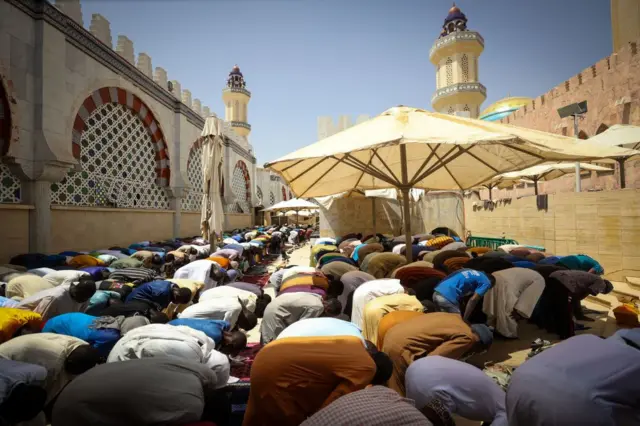 Les fidèles se rassemblent à la Grande Mosquée de Touba pour la prière du vendredi.