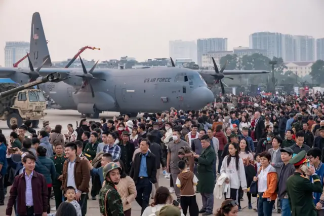 Khách tham quan đi ngang qua máy bay vận tải C-130J Super Hercules, được trưng bày tại Triển lãm Quốc phòng Quốc tế Việt Nam 2024, tại sân bay Gia Lâm vào ngày 21/12/2024