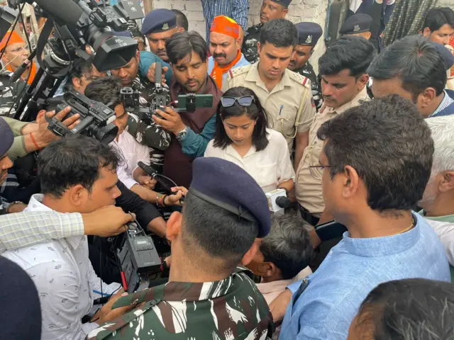 मीडिया से घिरा परिवार