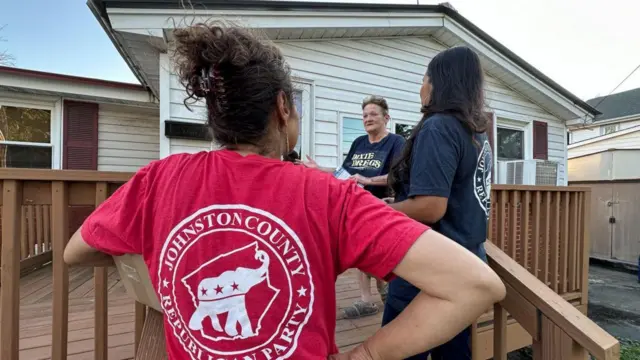 એડેલ વોકર ટ્રમ્પ સમર્થક સાથે વાત કરતાં નજરે પડે છે