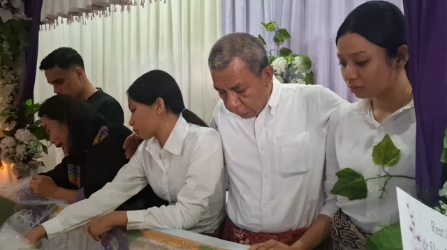 Keluarga dokter Icha saat prosesi kedukaan.