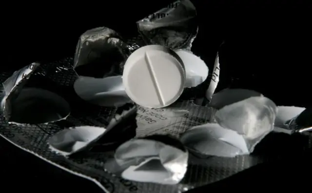 सिटामोलको चक्की त्यसको प्याकेटबाट बाहिर निकालिएको अवस्थााको तस्बिर।