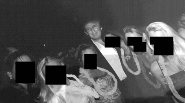 Crno bela fotografija Trampa sa devojkama