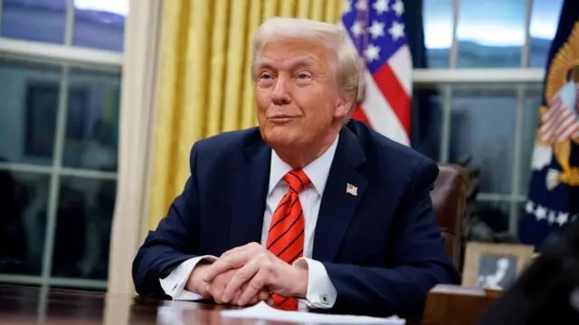 米ホワイトハウスの大統領執務室に座るドナルド・トランプ米大統領