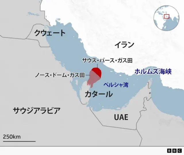 サウス・パース・ガス田の位置を示した地図。ペルシャ湾の中央部分にある同ガス田が濃い赤色で、それと隣接するカタールのノース・ドーム・ガス田が薄い赤色で示されている。イラン、クウェート、サウジアラビア、UAE、ホルムズ海峡の位置も示されている