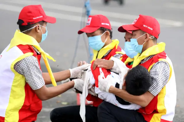 Sejumlah siswa Palang Merah Remaja SMK Negeri 1 Ngasem mengevakuasi rekannya yang cidera saat latihan penyelamatan korban bencana alam di Kabupaten Kediri, Jawa Timur, Rabu (11/12/2024). Kegiatan di luar sekolah tersebut sebagai upaya meningkatkan kesiapsiagaan dan penyelamatan pertama apabila terjadi bencana hidrometeorologi seperti banjir, angin kencang, dan tanah longsor. 
