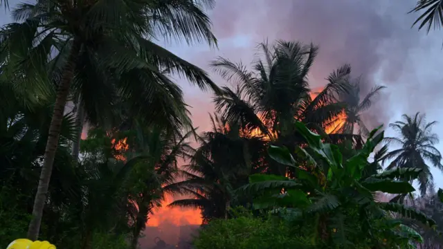కోనసీమ జిల్లా, ఇరుసుమండలం, ఎగసిపడుతున్న మంటలు