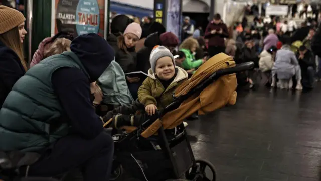 Люди ховаються в київському метро під час російського ракетно-безпілотного обстрілу 13 листопада 2024 року в Києві, Україна. Російська армія здійснила комбінований удар різними засобами повітряного нападу (ракетами та БПЛА).