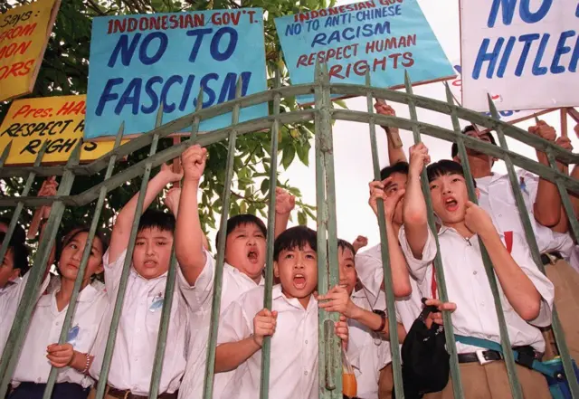 Anak-anak sekolah Cina-Filipina meneriakkan slogan-slogan di gerbang Hotel Manila, tempat pertemuan pasca-menteri Forum Regional ASEAN 28 Juli 1998