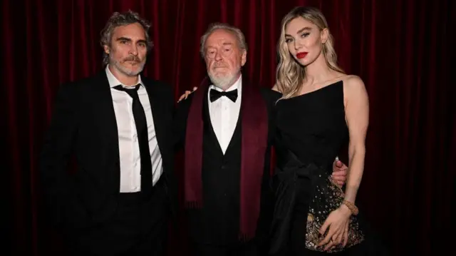Ridley Scott, Joaquin Phoenix y Vanessa Kirby