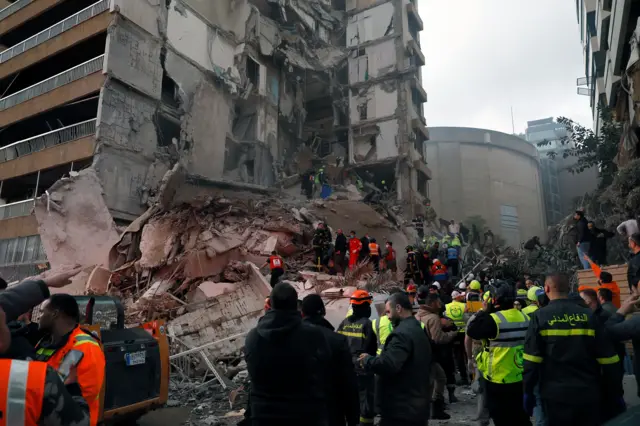 REscatistas en un edificio semidestruido en Beirut