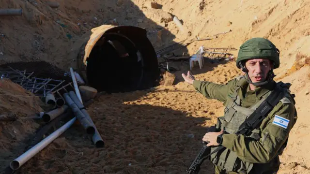 Militer Israel menunjukkan pintu masuk terowongan bawah tanah yang diklaim dibangun Hamas di Gaza.