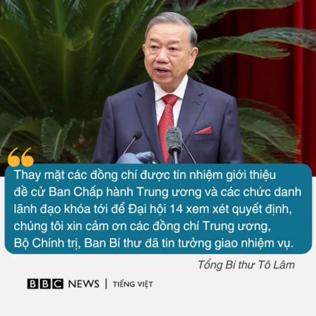 Tổng Bí thư Tô Lâm mặc áo vest xanh đen, sơ mi trắng, thắt cà vạt đỏ, đứng phát biểu trên bục