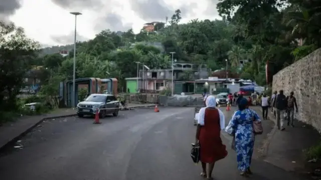 Waa jasiirad ay ku nool yihiin ilaa 300,000 oo qof taasoo qayb ka ah jasiiradaha Comoros ee ka baxsan xeebaha bari ee Afrika.