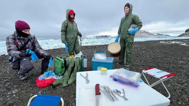 Une équipe de chercheurs en Antarctique.