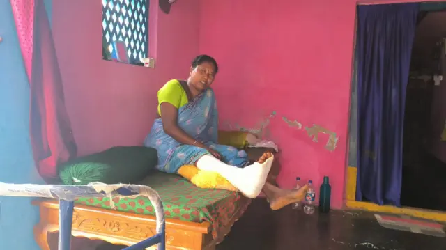 కాళ్లు విరిగిన మహిళ