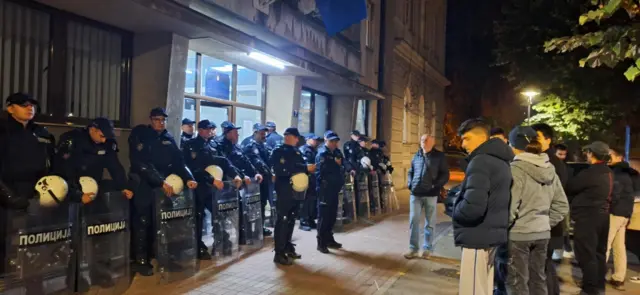 Полиција испред МУП после привођења активиста