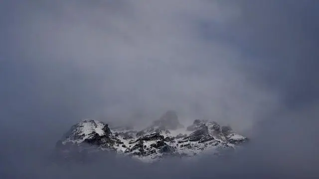 У Борміо засніжені вершини перевалу Стельвіо пробиваються крізь туман