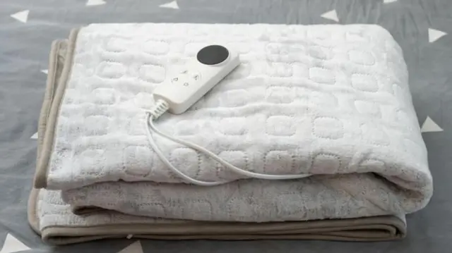 हिवाळ्यात इलेक्ट्रिक हीटरचा वापर करताना सावधगिरी बाळगली पाहिजे.