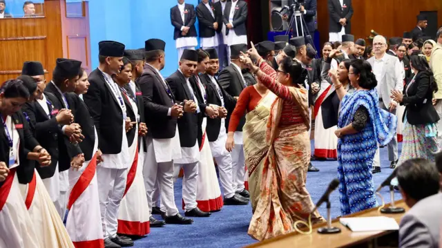 बिहीवार संसद् अवरोध गर्दै नेपाली कांग्रेसका सांसदहरू