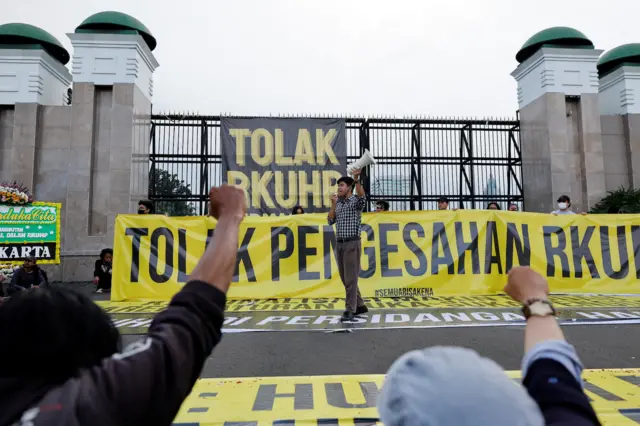 ประชาชนออกมาประท้วงการปรับแก้ข้อกฎหมายนี้