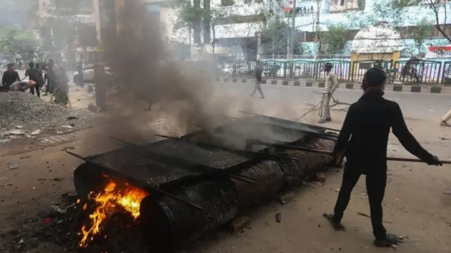 নিয়ম না মেনে রাস্তা সংস্কারের কাজ চলছে