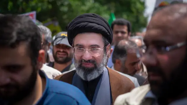 «عکس آرشیوی مورخ ۳۱ مه ۲۰۱۹، پسر آیت‌الله علی خامنه‌ای، مجتبی خامنه‌ای، در راهپیمایی روز قدس در تهران شرکت می‌کند.»