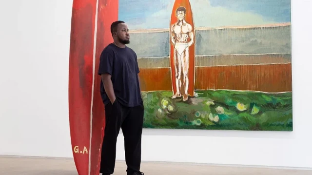 Wani mutum a tsaye ya sa hannu a aljihu