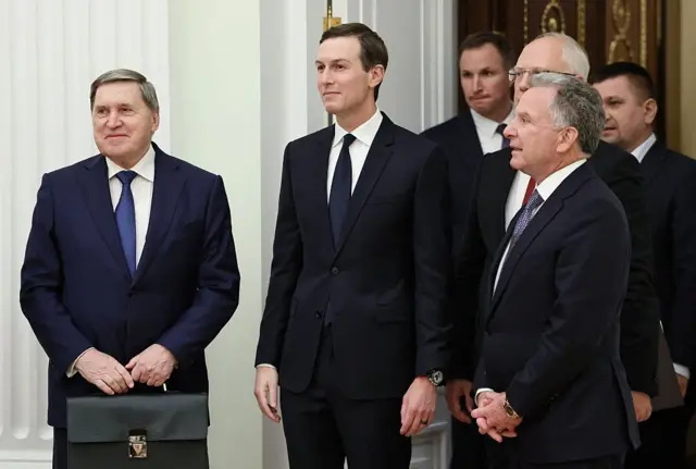 Specjalny wysłannik USA Steve Witkoff oraz zięć prezydenta Donalda Trumpa, Jared Kushner, wraz z doradcą Kremla Jurijem Uszakowem i wysłannikiem ds. gospodarczych Kirillem Dmitriewem