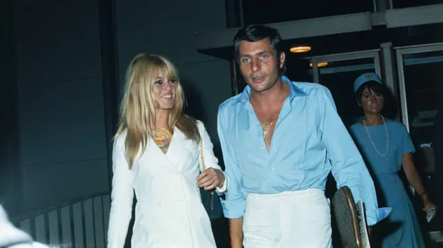 La actriz francesa Brigitte Bardot y su nuevo marido, el industrial alemán Gunther Sachs, parten del Aeropuerto Internacional de Los Ángeles en un vuelo con destino a Papeete, Tahití, el 16 de julio, para pasar dos semanas.