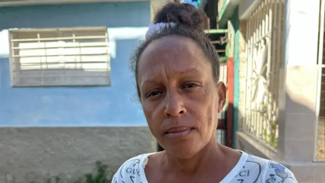  Lisandra Botey, em frente à sua casa em dia de sol