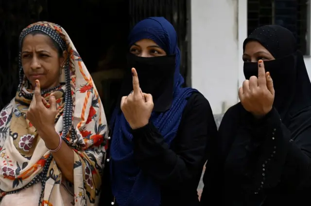 কলকাতার একটি কেন্দ্রে ভোট দেওয়ার পর তিনজন মুসলিম নারী। ১লা জুন, ২০২৪