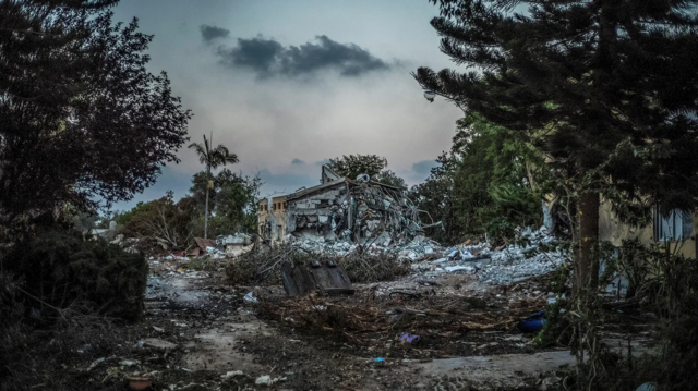 Devastação no Kibbutz Be'eri, Israel