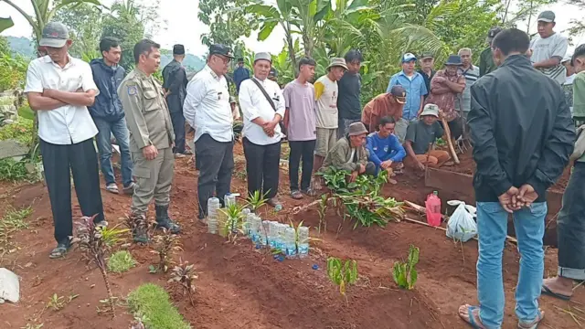 Remaja 14 tahun, Ajeng, dimakamkan pada Rabu (30/10) pagi di Desa Bojong, Kecamatan Cikembar, Kabupaten Sukabumi, Jawa Barat.