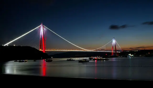 سلطان سلیم اوّل کے نام پر باسفورس پر بنا یاووز سلطان سلیم پل ترکی کے یورپی حصے کو ایشیائی حصے سے ملاتا ہے۔