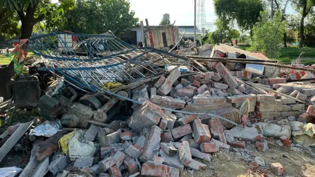 बेकरी की फ़ैक्ट्री पर बुलडोज़र चला.