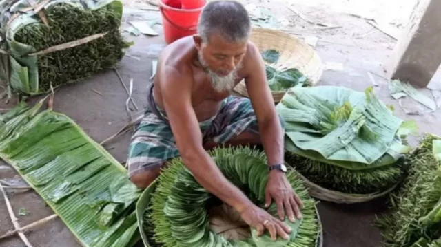 काम करता एक आम बांग्लादेशी
