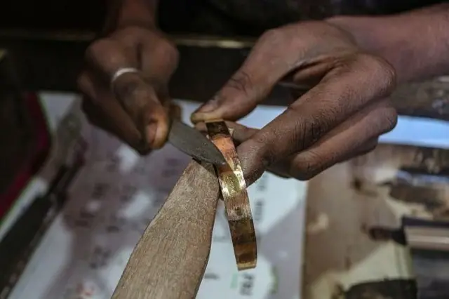 શું સોના ચાંદી તાંબા કે પિતળને કાટ લાગે, સોના તાંબા અને પિત્તળની ઉપર પીળો લીલો રંગ કેમ આવે, કાટ એટલે શું, કાટ કેવી રીતે લાગે., બીબીસી સાથે સમજો, બીબીસી ગુજરાતી, બીબીસી ન્યૂઝ ગુજરાતી, 