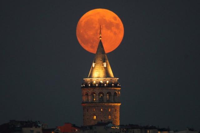 En Turquía, fue una vista espectacular cuando se vio la Luna "colgando" sobre la aguja de la Torre de Gálata en Estambul.