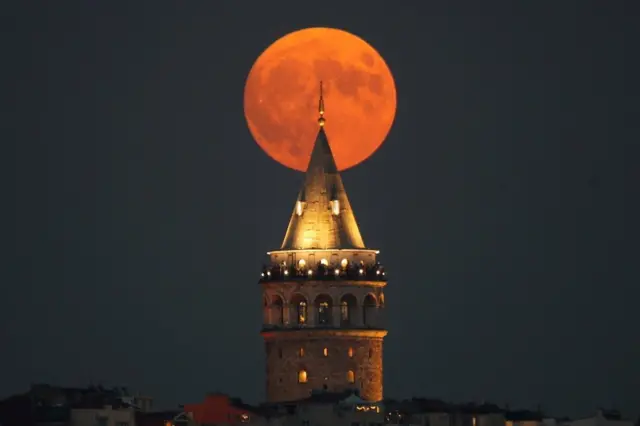 En Turquía, fue una vista espectacular cuando se vio la Luna "colgando" sobre la aguja de la Torre de Gálata en Estambul.