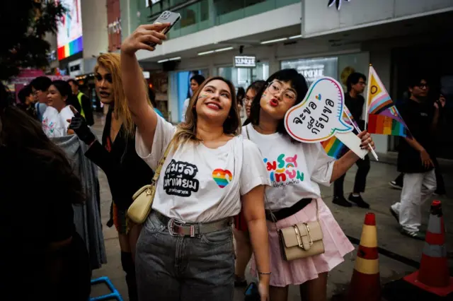 Две девушки делают селфи на прайде в Бангкоке.