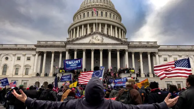 कैपिलटल हिल पर हुई हिंसा की एक तस्वीर