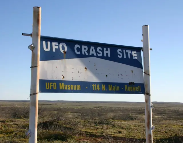 bir arazide yer alan "UFO bölgesi" tabelası.