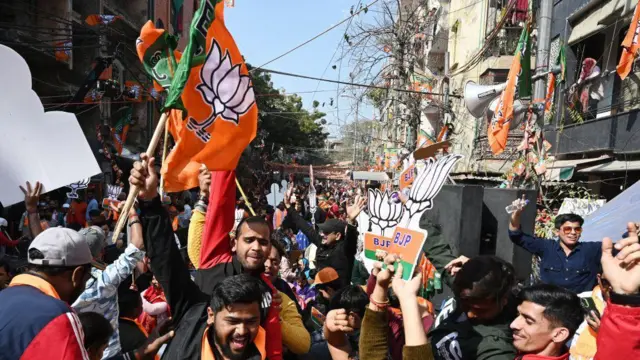 जश्न मनाते हुए बीजेपी कार्यकर्ता