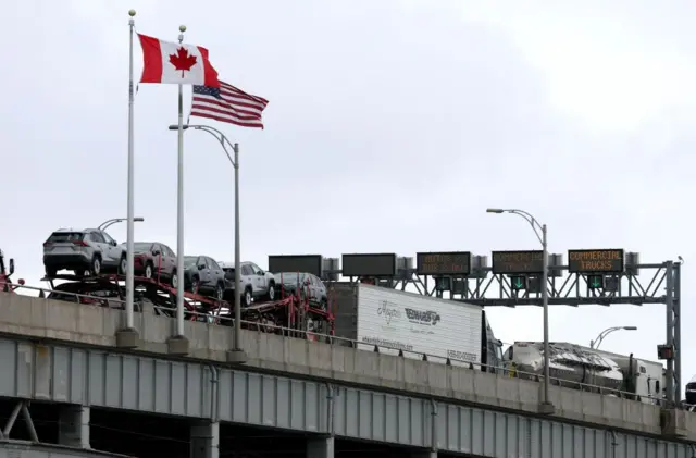 Varios vehículos de transporte de mercancías en un puente fronterizo de Canadá y EE.UU.