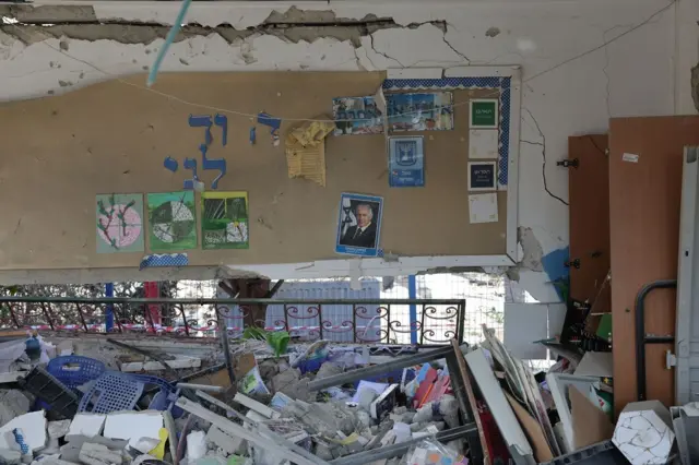 sebuah ruang kelas di Kota Dimona, Israel, pada Sabtu (21/03).